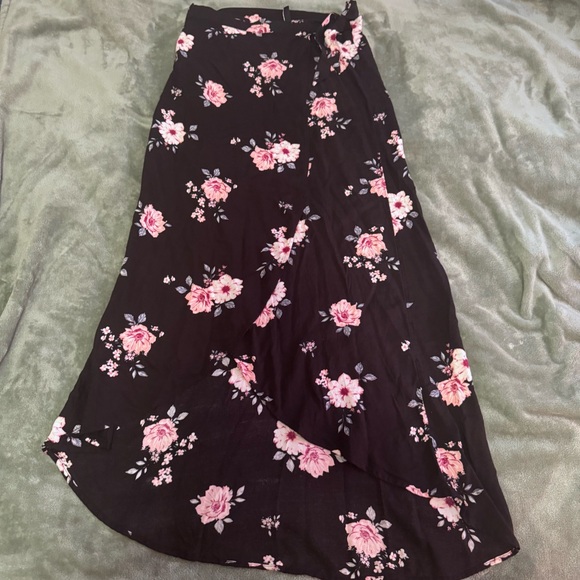 Long skirt wrap around waist black with floral. - Picture 1 of 2